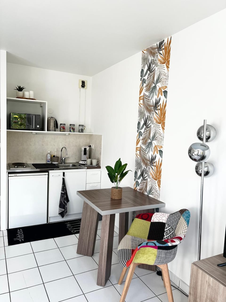 Coffee/tea facilities, Kitchen or kitchenette, Seating area, Dining area, stove