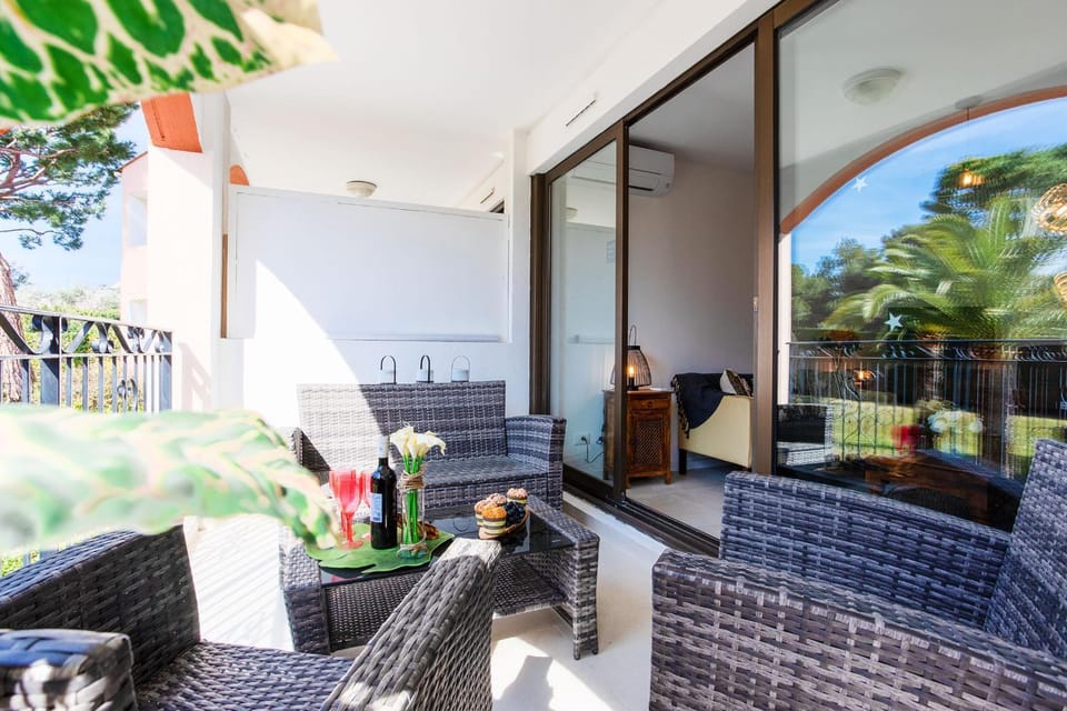 Patio, Dining area, Garden view