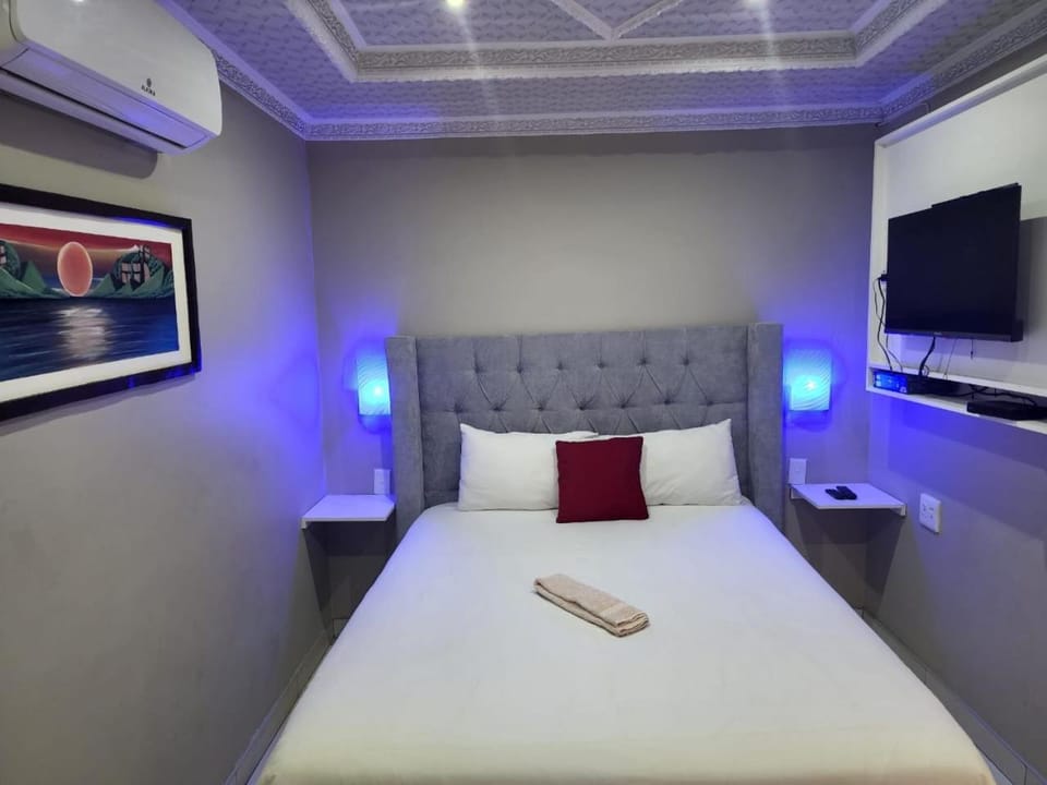 Bed, Bedroom, towels, air conditioner