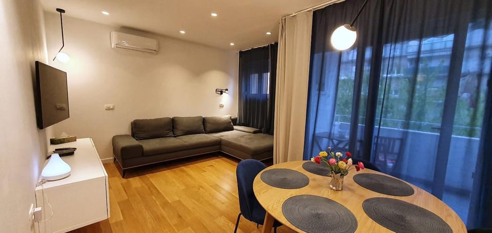 TV and multimedia, Living room, Seating area, Dining area, air conditioner