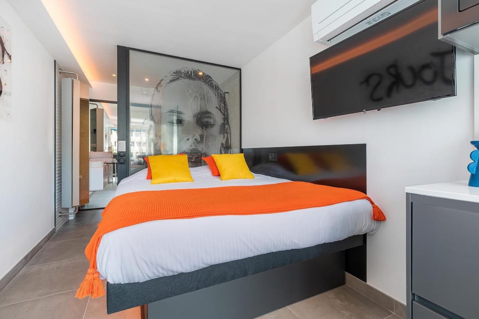Bed, Photo of the whole room