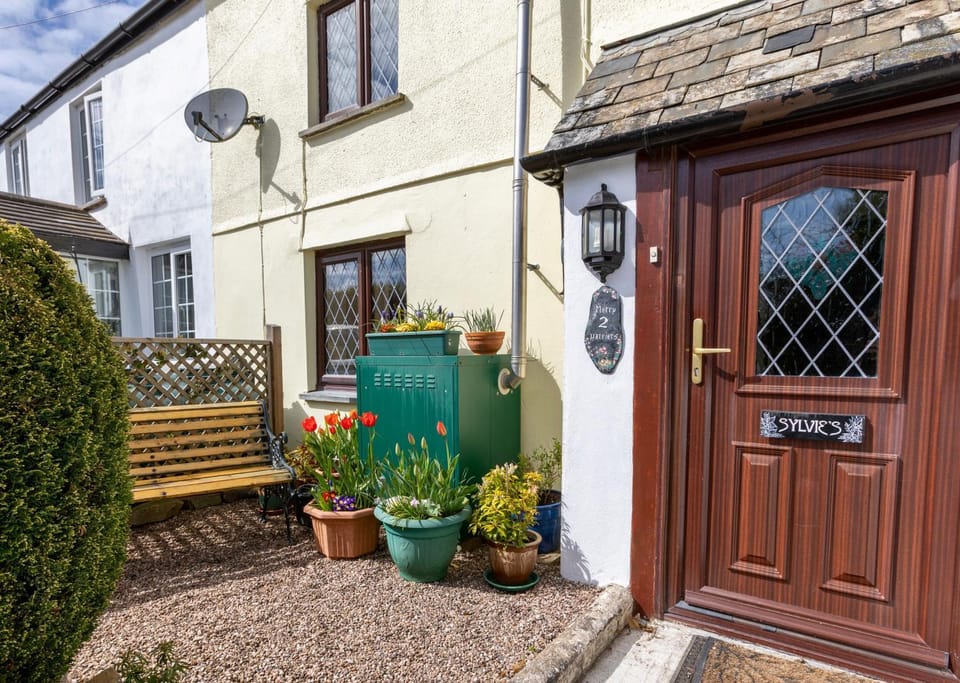 Property building, Facade/entrance, Day, Garden, Garden view