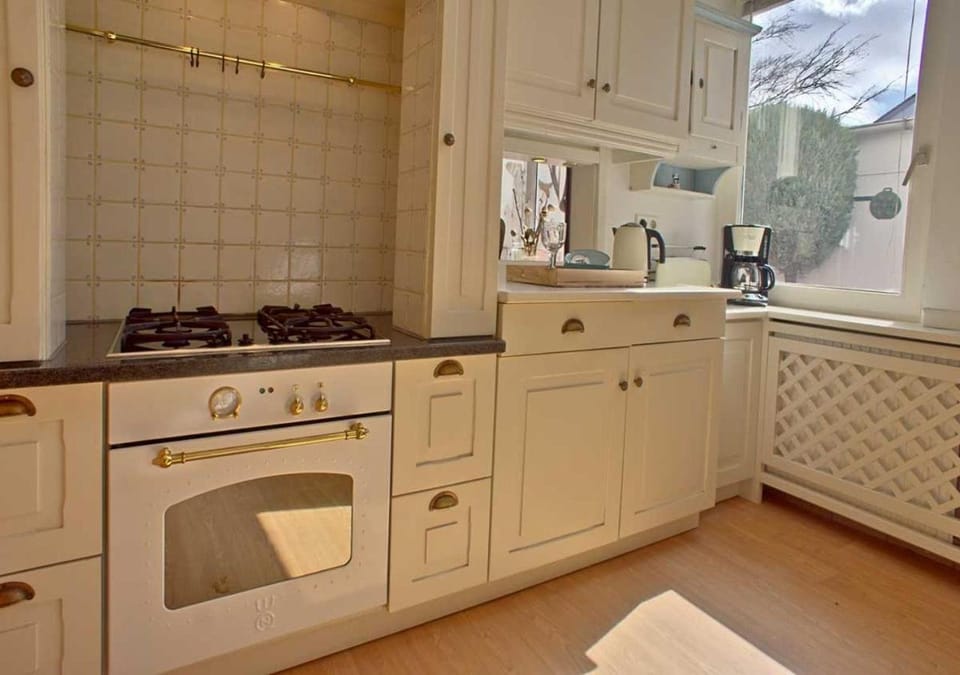 Coffee/tea facilities, Kitchen or kitchenette, stove, toaster, kitchen