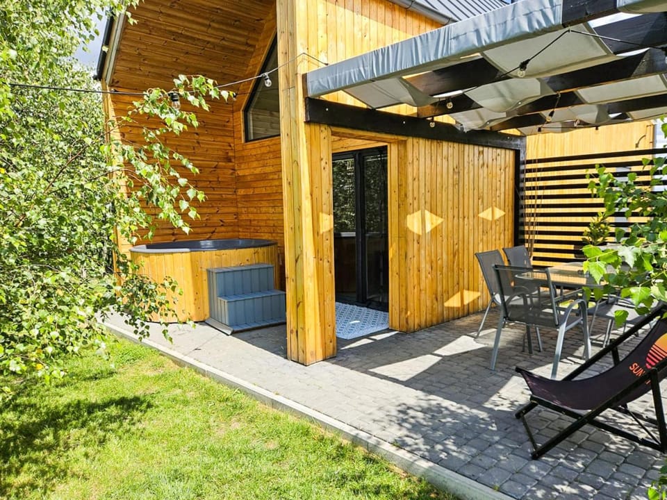 Property building, Spring, Day, Garden, Hot Tub, Garden view, sunbed