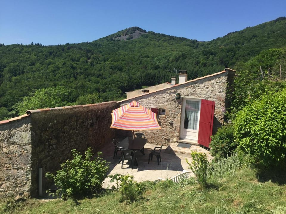 Gîte Authentique avec Wifi et Cheminée à Véranne - FR-1-496-256 House in Auvergne-Rhône-Alpes