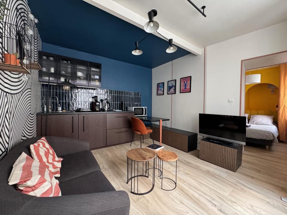 TV and multimedia, Kitchen or kitchenette, Photo of the whole room, Seating area, Dining area