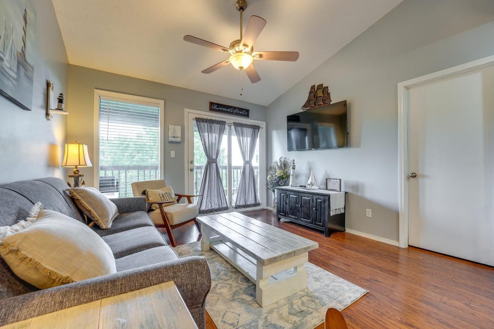 2 Mi to Silver Dollar! Updated Branson West Condo House in Table Rock Lake