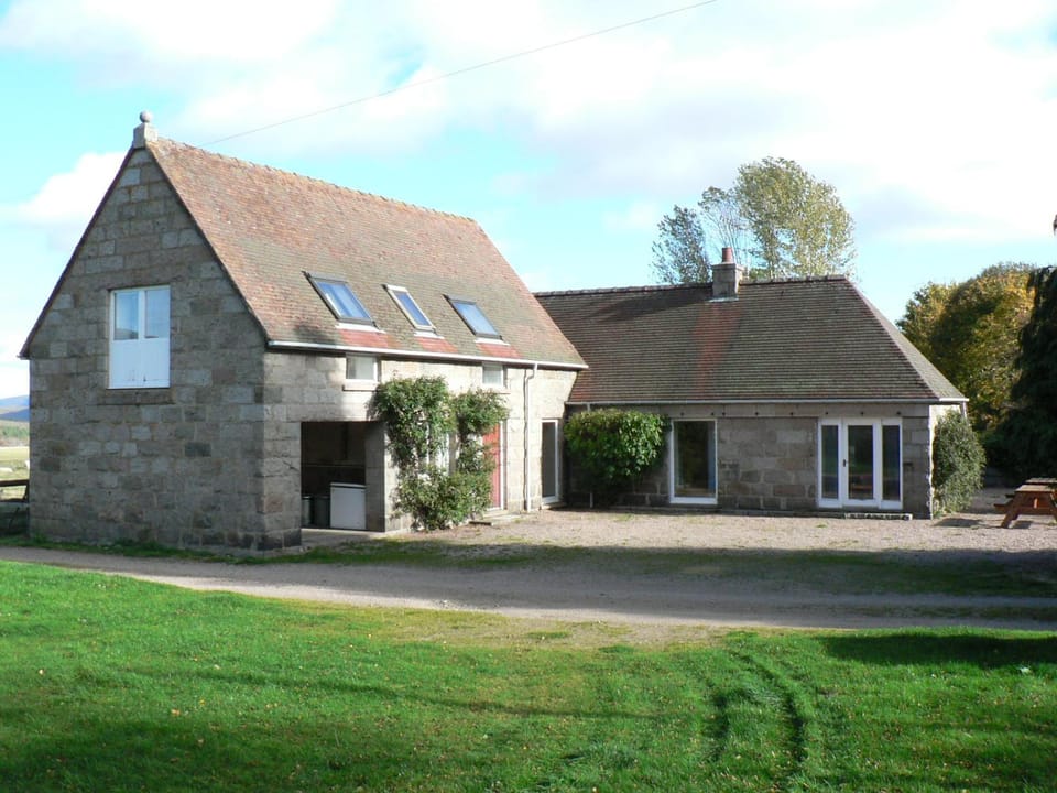 Property building, Garden, Parking