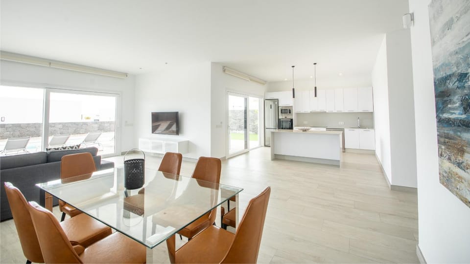 Kitchen or kitchenette, Living room, Seating area, Dining area, Pool view, dishwasher, heating, internet, oven, toaster, washing machine, kitchen, air conditioner