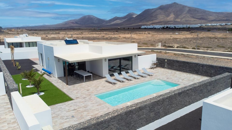 Property building, Natural landscape, BBQ facilities, Garden, Solarium, Table tennis, View (from property/room), Balcony/Terrace, Landmark view, Pool view, Swimming pool, Parking, heating, internet, safe, sunbed, air conditioner