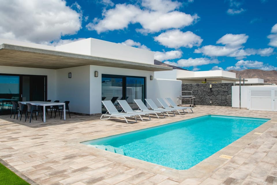 Natural landscape, BBQ facilities, Solarium, Table tennis, Pool view, Swimming pool, Parking, internet, sunbed, towels, air conditioner