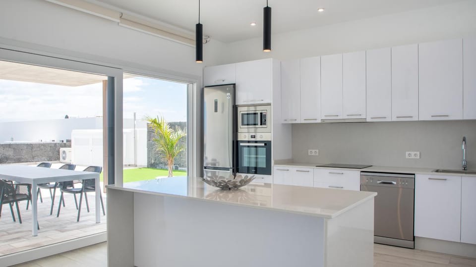 Kitchen or kitchenette, Pool view, dishwasher, heating, internet, microwave, oven, stove, toaster, washing machine, air conditioner