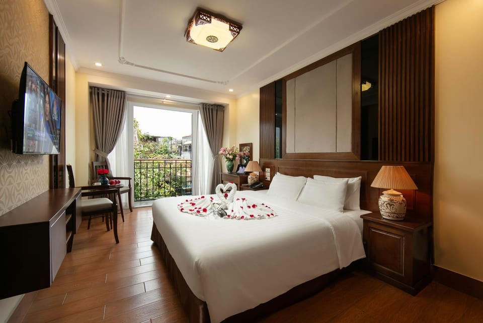 Bed, TV and multimedia, View (from property/room), Living room, Decorative detail, Bedroom, City view, Street view, Quiet street view, furniture