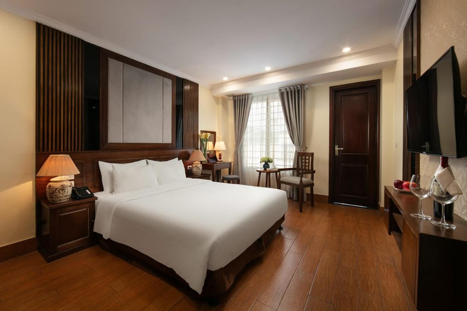 Bed, TV and multimedia, View (from property/room), Bedroom