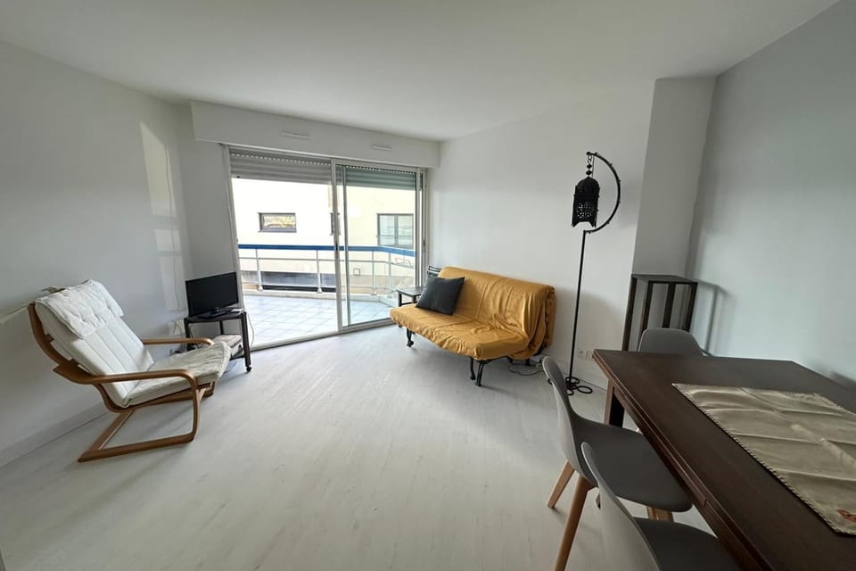 Spacieux Deux pièces en front de mer pour 4 personnes Réf Plage 12 Apartment in Saint-Raphael