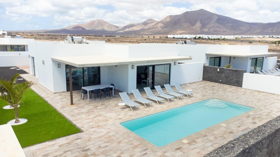 Property building, Natural landscape, BBQ facilities, Table tennis, View (from property/room), Balcony/Terrace, Balcony/Terrace, Dining area, Landmark view, Pool view, Swimming pool, Swimming pool, Parking, sunbed