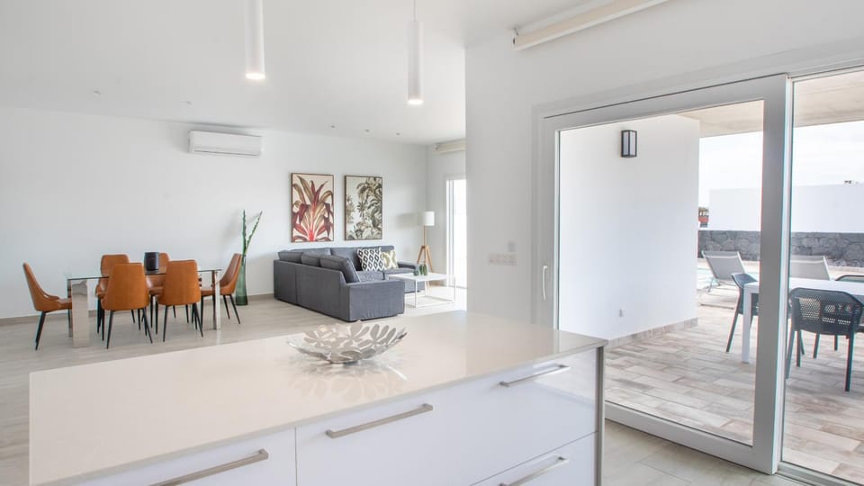Kitchen or kitchenette, Living room, Seating area, Dining area, Garden view, Pool view, heating, internet, air conditioner