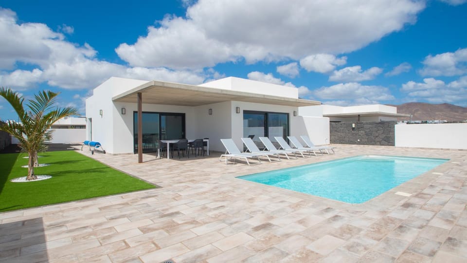 Property building, Natural landscape, BBQ facilities, Solarium, Table tennis, Dining area, Pool view, Swimming pool, internet, sunbed, towels
