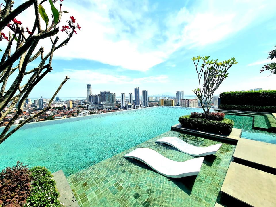 Property building, Patio, Nearby landmark, Day, Neighbourhood, Natural landscape, Garden, View (from property/room), Balcony/Terrace, City view, Garden view, Lake view, Pool view, River view, Sea view, Swimming pool, sunbed