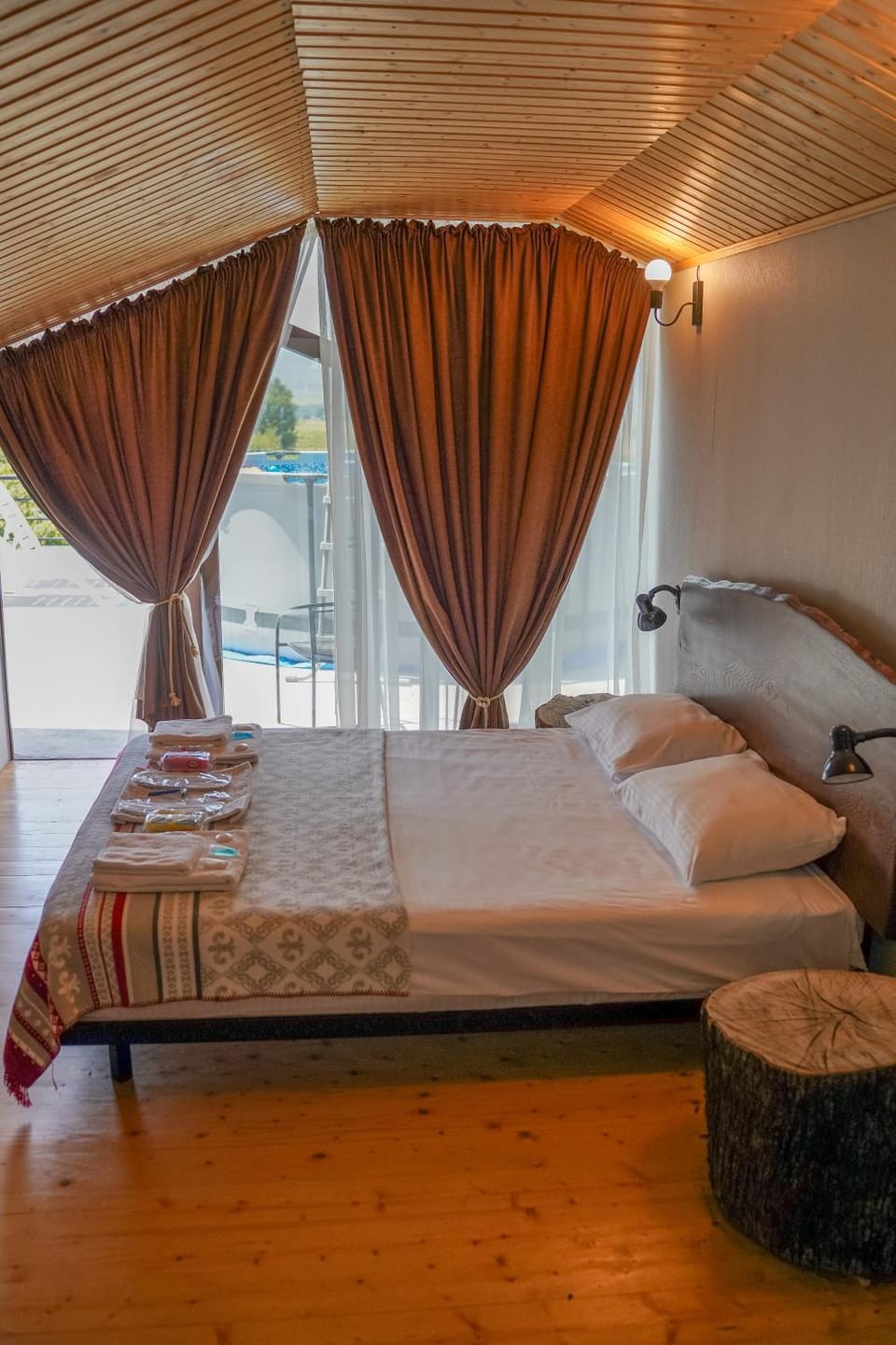 Bed, Photo of the whole room, Bedroom