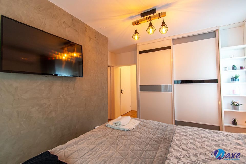 Bed, TV and multimedia, Bedroom