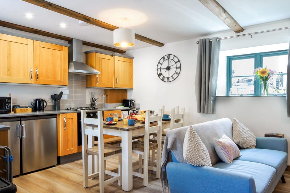 Property building, Kitchen or kitchenette, Seating area, Dining area