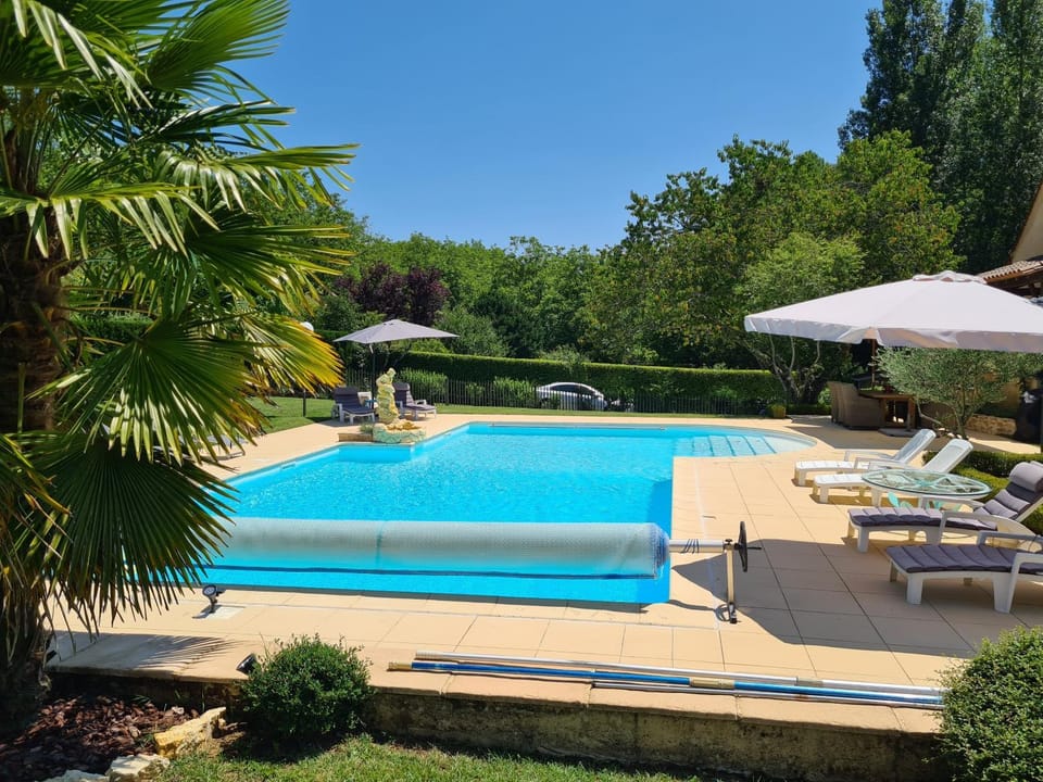 Swimming pool, sunbed