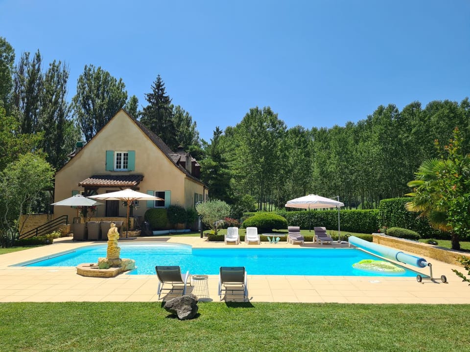 Swimming pool, sunbed