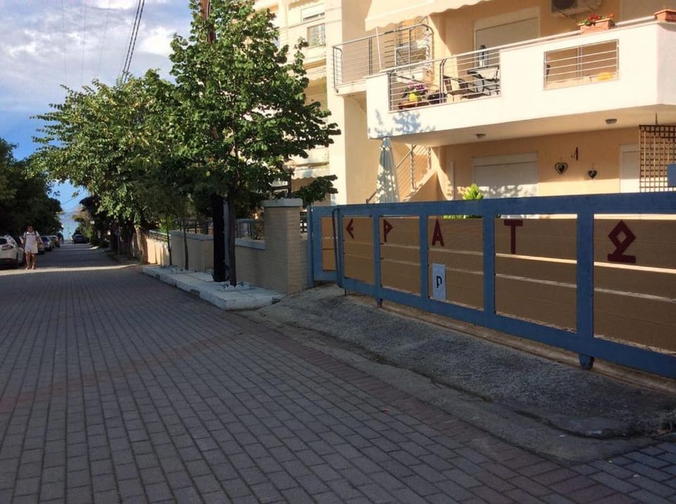 Facade/entrance, Neighbourhood
