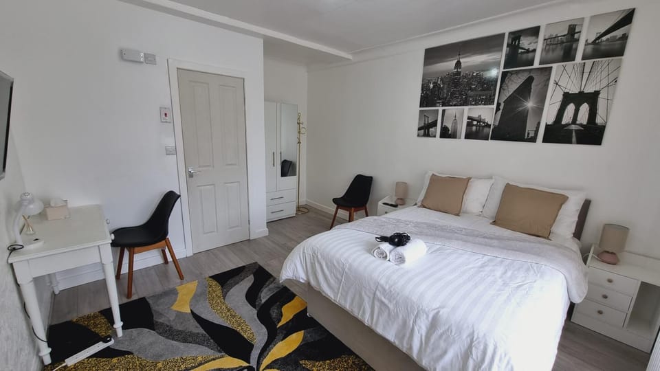 Modern 3 bedroom house, 3 Bathroom, secure parking, Wi-Fi & Garden House in Leeds