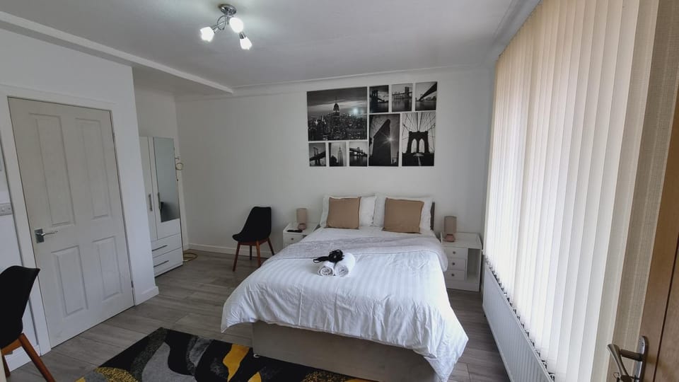 Modern 3 bedroom house, 3 Bathroom, secure parking, Wi-Fi & Garden House in Leeds