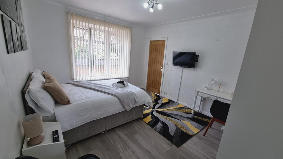 Modern 3 bedroom house, 3 Bathroom, secure parking, Wi-Fi & Garden House in Leeds