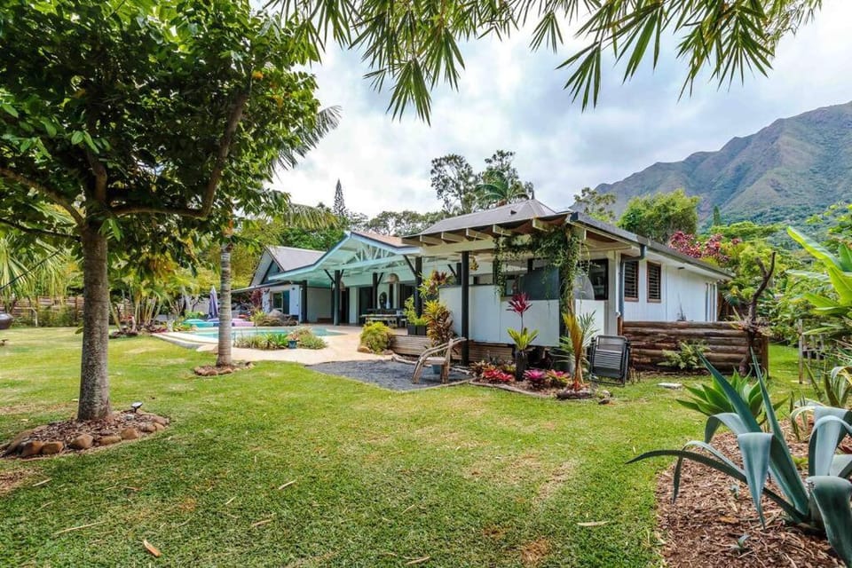 Property building, Day, Natural landscape, Garden, Garden view, Mountain view, Swimming pool, pet friendly