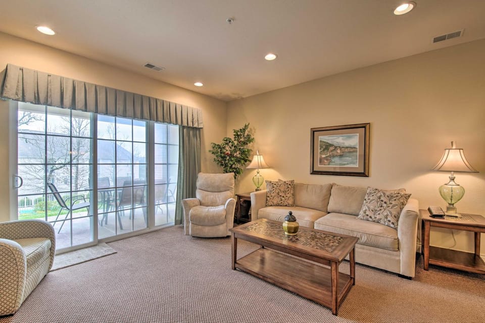 Cozy Holiday Getaway: Branson Condo 3 Mi to Dtwn! House in Branson