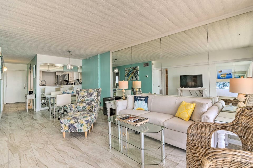 Ocean-View Balcony & Pool Access: Galveston Gem! House in Galveston Island