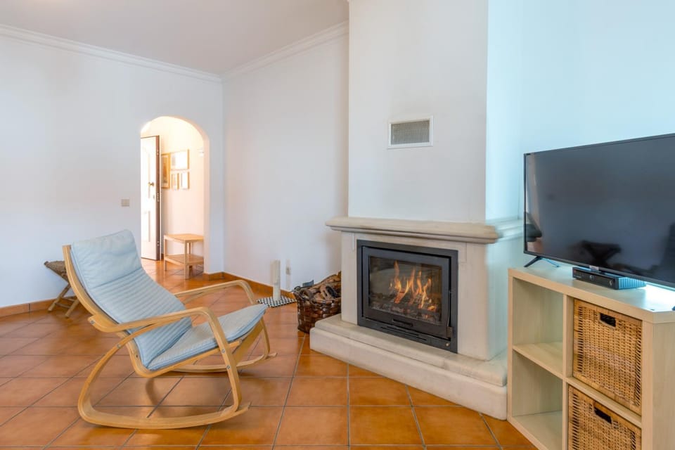Communal lounge/ TV room, Living room, Seating area, fireplace