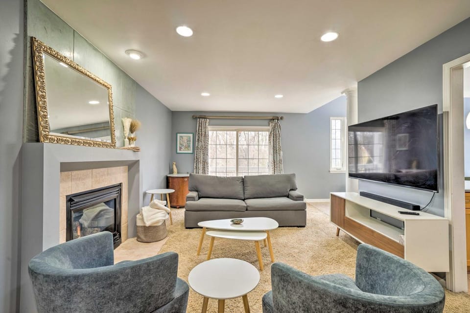 Immaculate Family Townhome - Walk to Beach! House in Gary