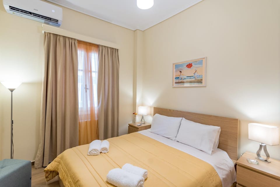 Photo of the whole room, Bedroom