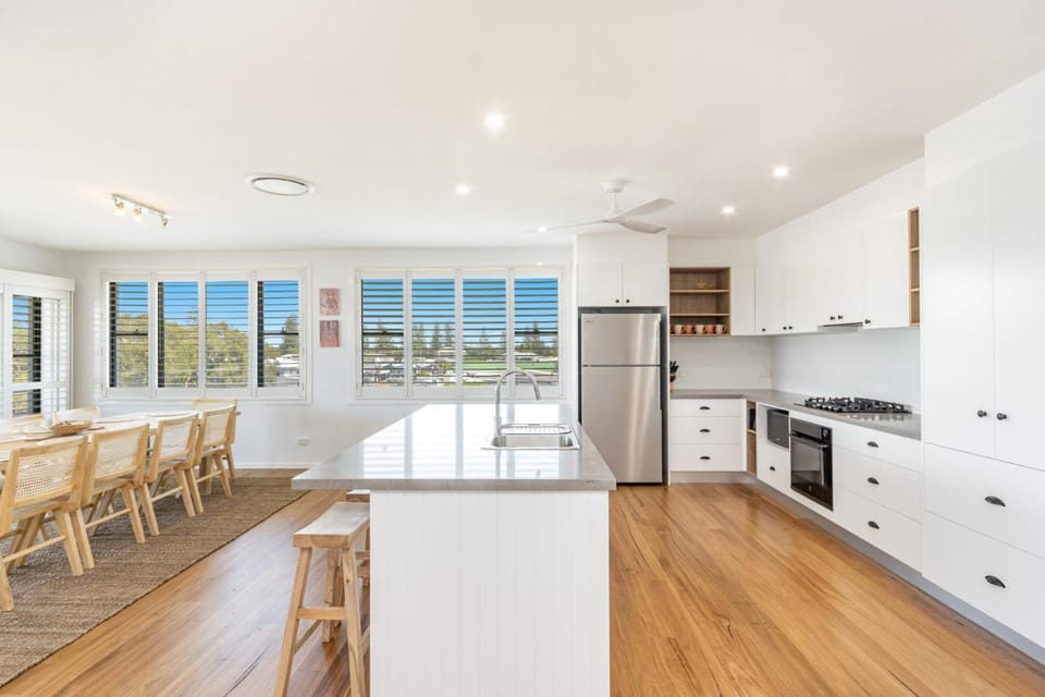 Cowrie House - Spacious Family Haven In The Heart of Yamba - Holiday Yamba House in Yamba