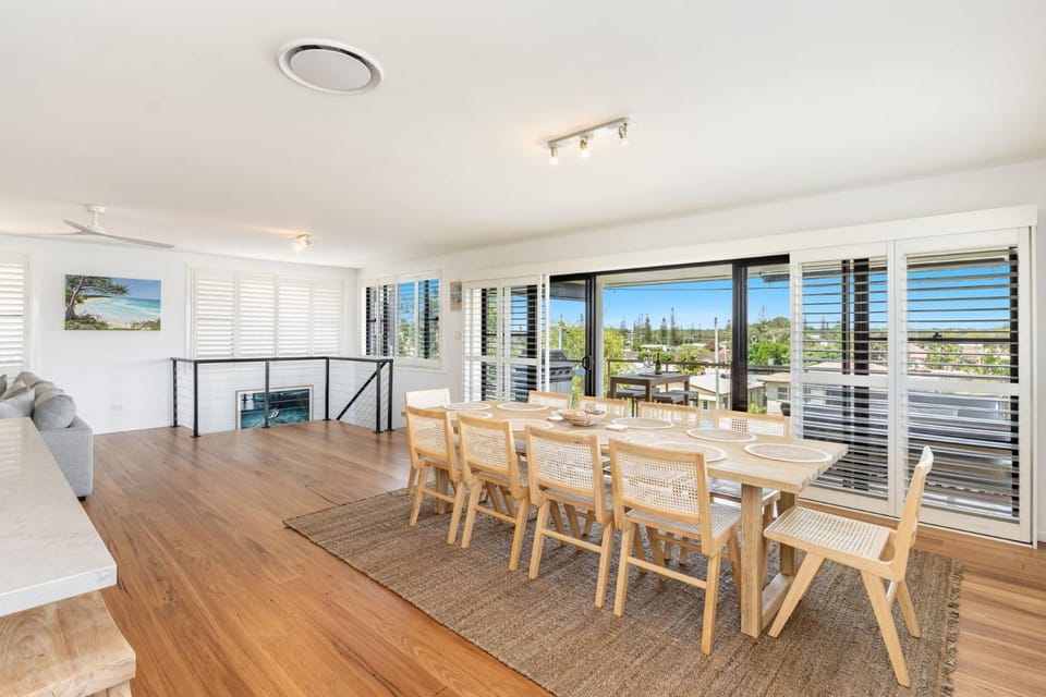 Cowrie House - Spacious Family Haven In The Heart of Yamba - Holiday Yamba House in Yamba