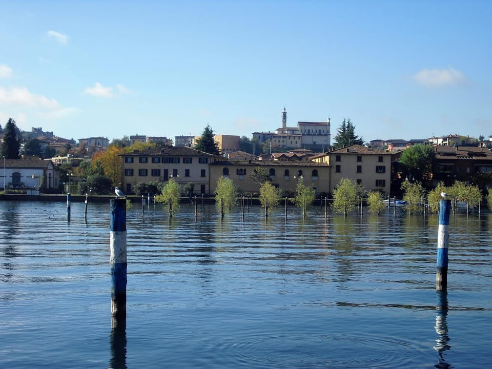 On site, Lake view, Area and facilities