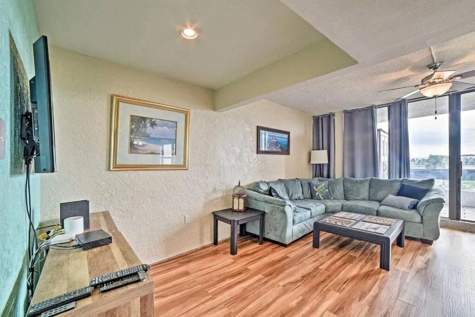 Sunny Padre Island Condo,2 Mi to Beaches, Hot Tub! Apartment in North Padre Island