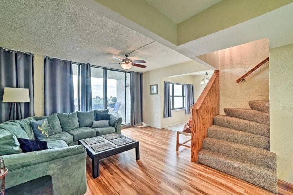 Sunny Padre Island Condo,2 Mi to Beaches, Hot Tub! Apartment in North Padre Island