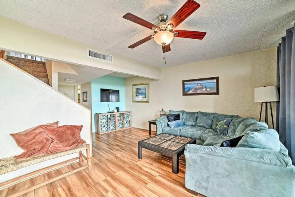 Sunny Padre Island Condo,2 Mi to Beaches, Hot Tub! Apartment in North Padre Island