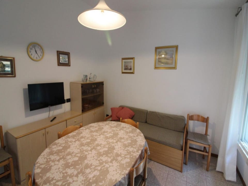 Communal lounge/ TV room, TV and multimedia, Living room, Dining area
