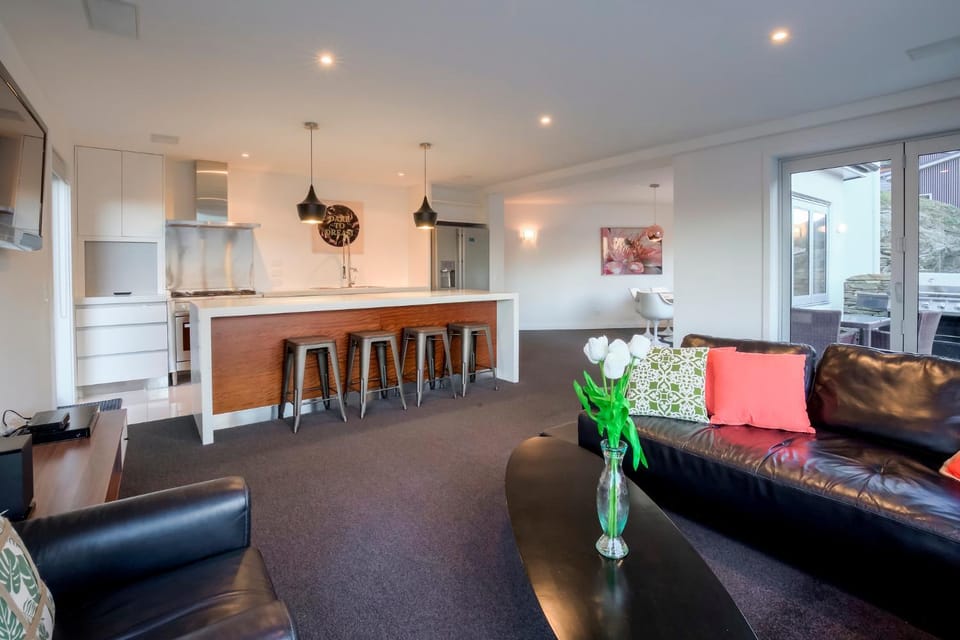 Hensman Haven - Queenstown Holiday Home House in Queenstown