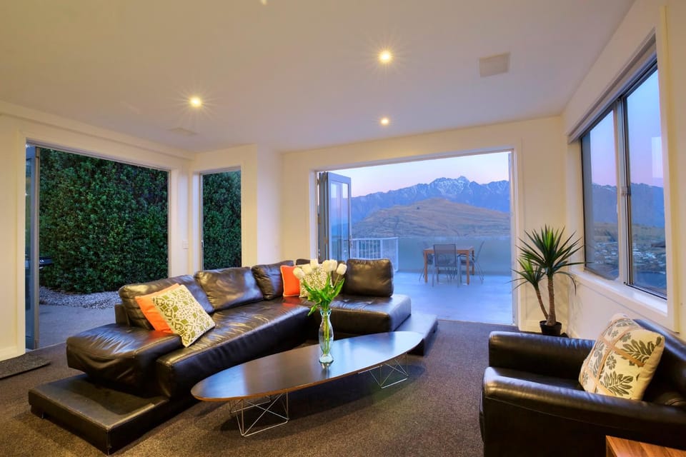 Hensman Haven - Queenstown Holiday Home House in Queenstown