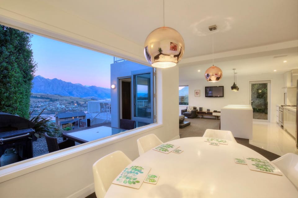 Hensman Haven - Queenstown Holiday Home House in Queenstown