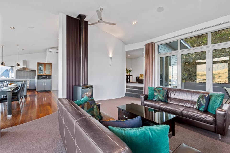 Paradise Peaks - Queenstown Holiday Home House in Queenstown