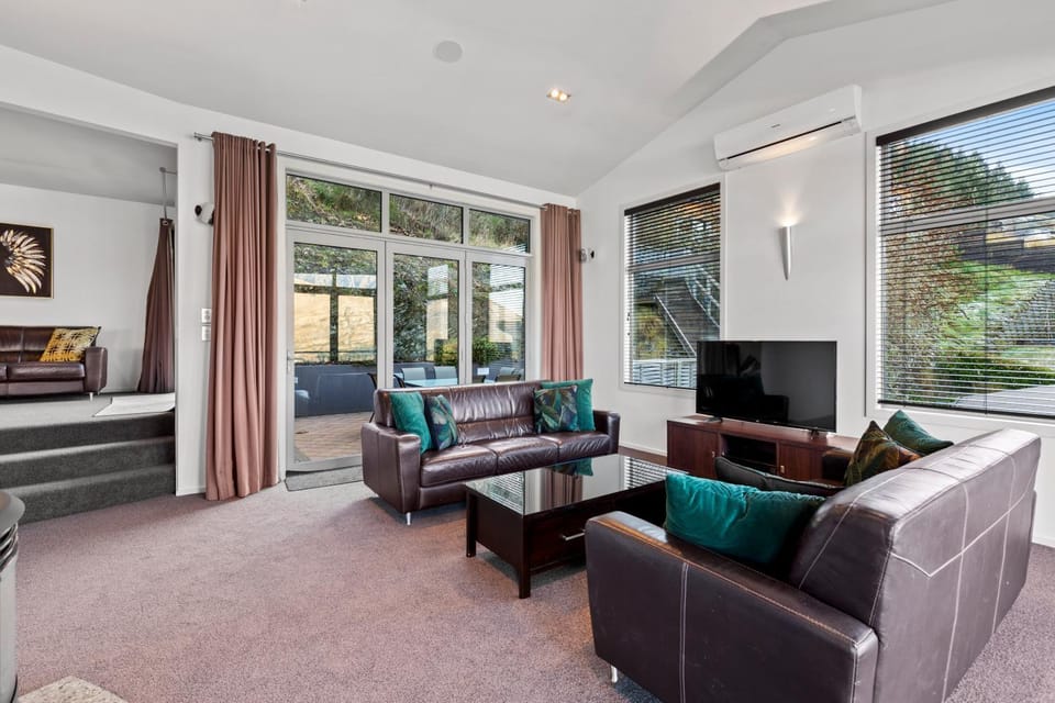 Paradise Peaks - Queenstown Holiday Home House in Queenstown